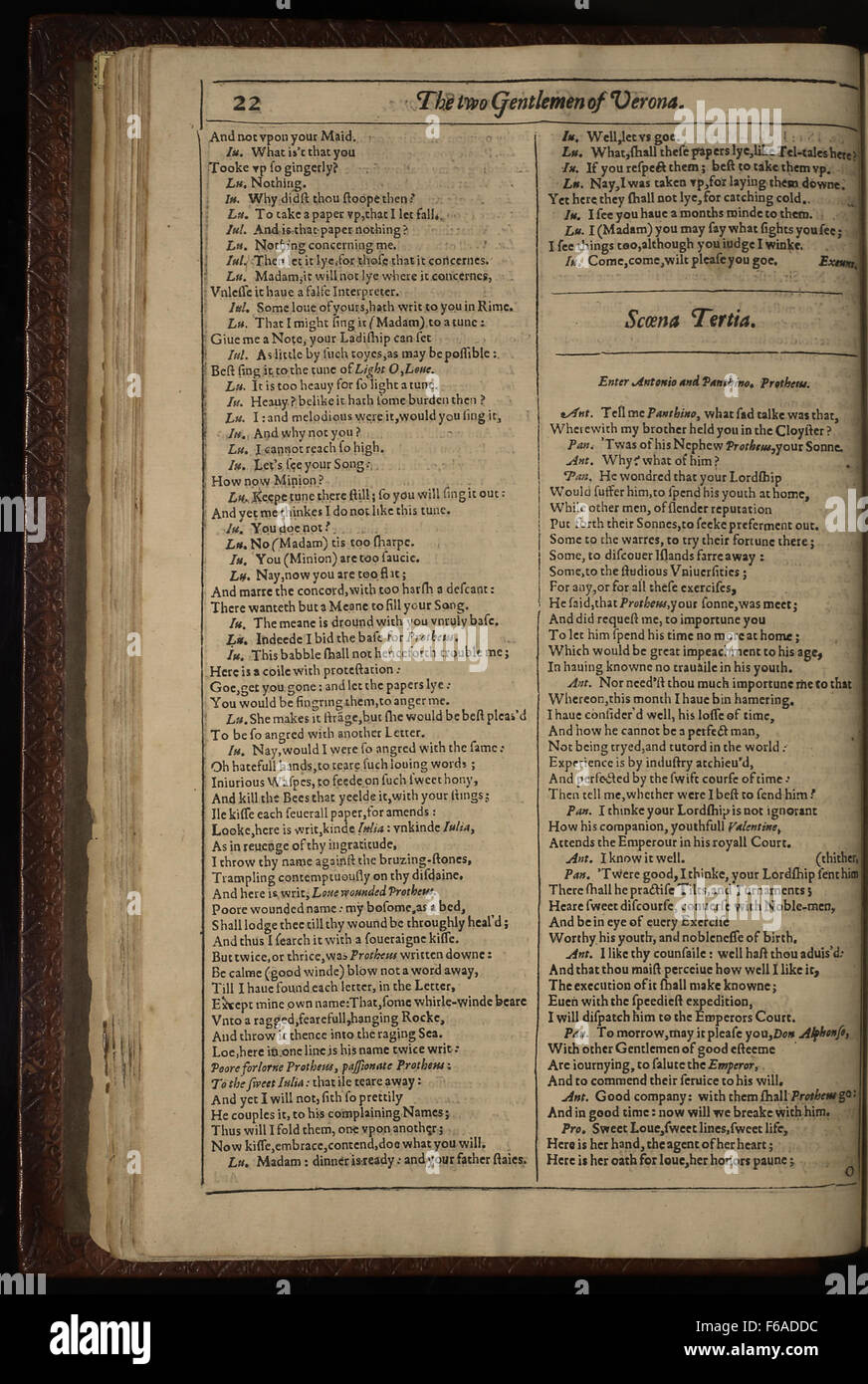 Pagina della prima edizione Folio (1623) di Shakespeare 'i due signori di Verona', che mostra il primo atto, scena 1, dove i due amici, San Valentino e Proteo, hanno posto le basi per i temi della lealtà e del tradimento. Foto Stock