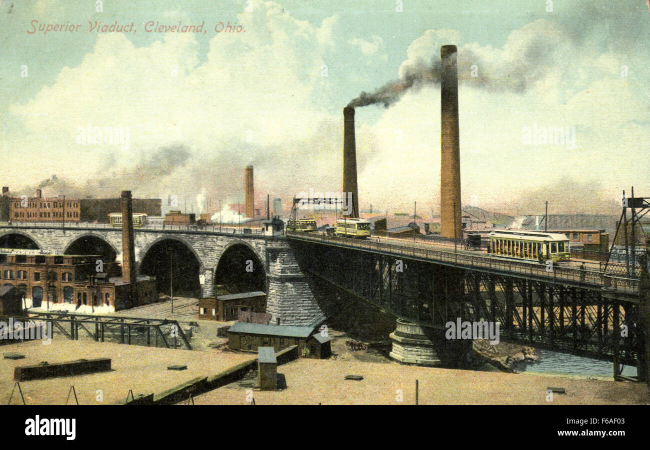 Il Cleveland Superior Viaduct è un ponte vitale a Cleveland, Ohio, che collega il centro di Cleveland con il lato ovest della città. Originariamente costruito all'inizio del XX secolo, è un importante collegamento di trasporto, che fornisce accesso a veicoli e pedoni attraverso il fiume Cuyahoga. Foto Stock