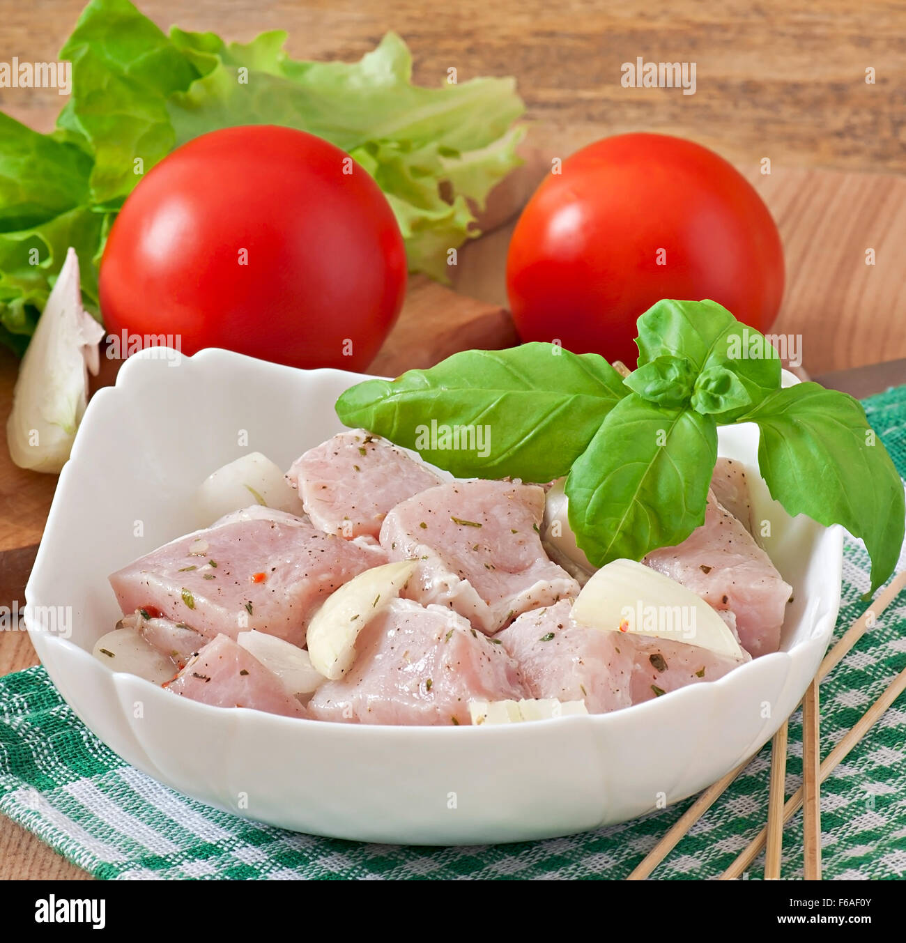 Preparate una marinata di con le cipolle e le erbe dei pezzi di carne per barbecue Foto Stock