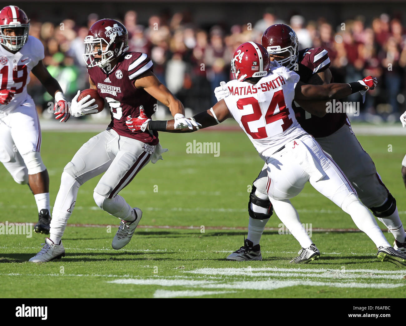 Starkville, MS, STATI UNITI D'AMERICA. Xiv Nov, 2015. Alabama Crimson Tide defensive back Geno Matias-Smith (24) fa un placcaggio sul Mississippi State Bulldogs wide receiver Fred Ross (8) durante il NCAA Football gioco tra il Mississippi State Bulldogs e Alabama Crimson Tide di Davis Wade Stadium di Starkville. Chuck leccare/CSM/Alamy Live News Foto Stock