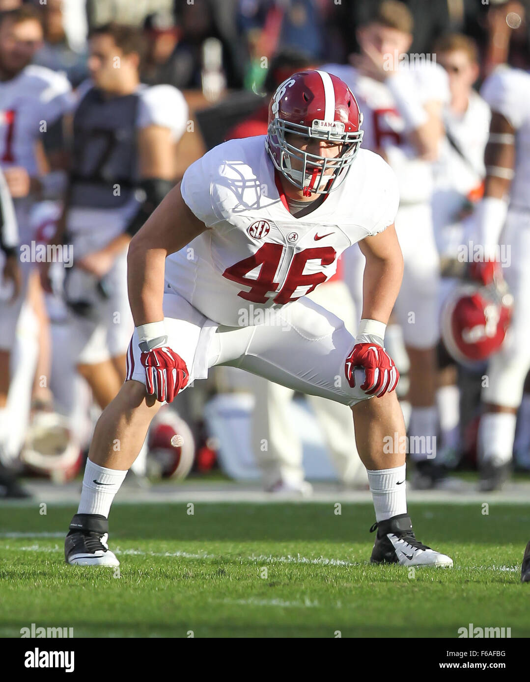 Starkville, MS, STATI UNITI D'AMERICA. Xiv Nov, 2015. Alabama Crimson Tide stretto fine Michael Nysewander (46) durante il NCAA Football gioco tra il Mississippi State Bulldogs e Alabama Crimson Tide di Davis Wade Stadium di Starkville. Chuck leccare/CSM/Alamy Live News Foto Stock