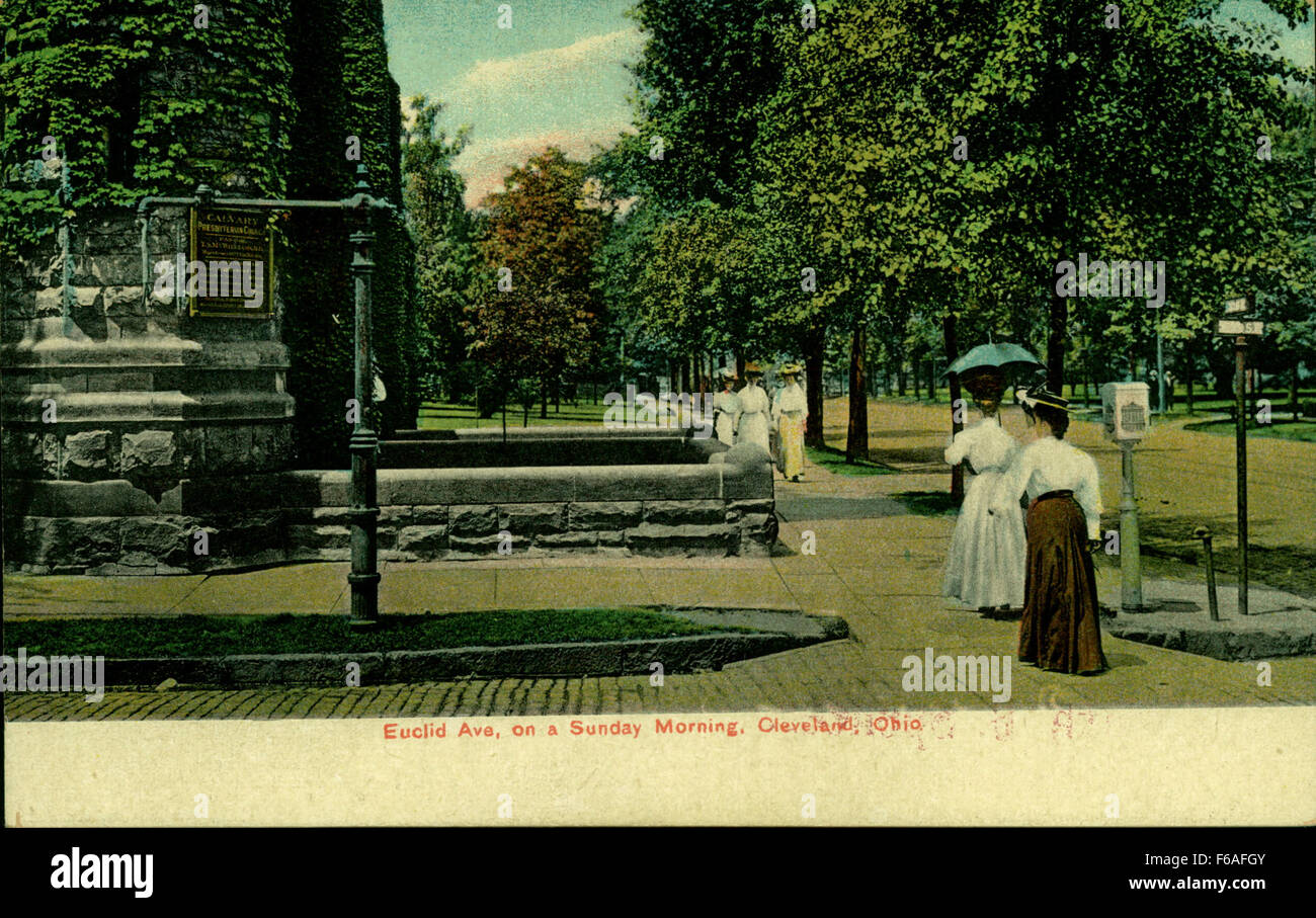 Questa fotografia cattura Euclid Avenue a Cleveland in una tranquilla domenica mattina, mostrando le strade residenziali e le chiese presbiteriane. Riflette l'atmosfera tranquilla e incentrata sulla comunità di questo quartiere dell'Ohio. Foto Stock