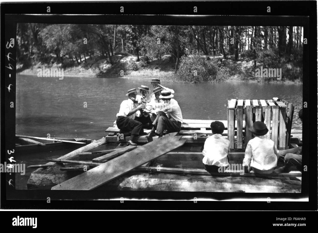 Una serie di fotografie raffiguranti una cerimonia di battesimo tenutasi su un vecchio fiume di domenica, che catturano il significato culturale e religioso dell'evento. Foto Stock