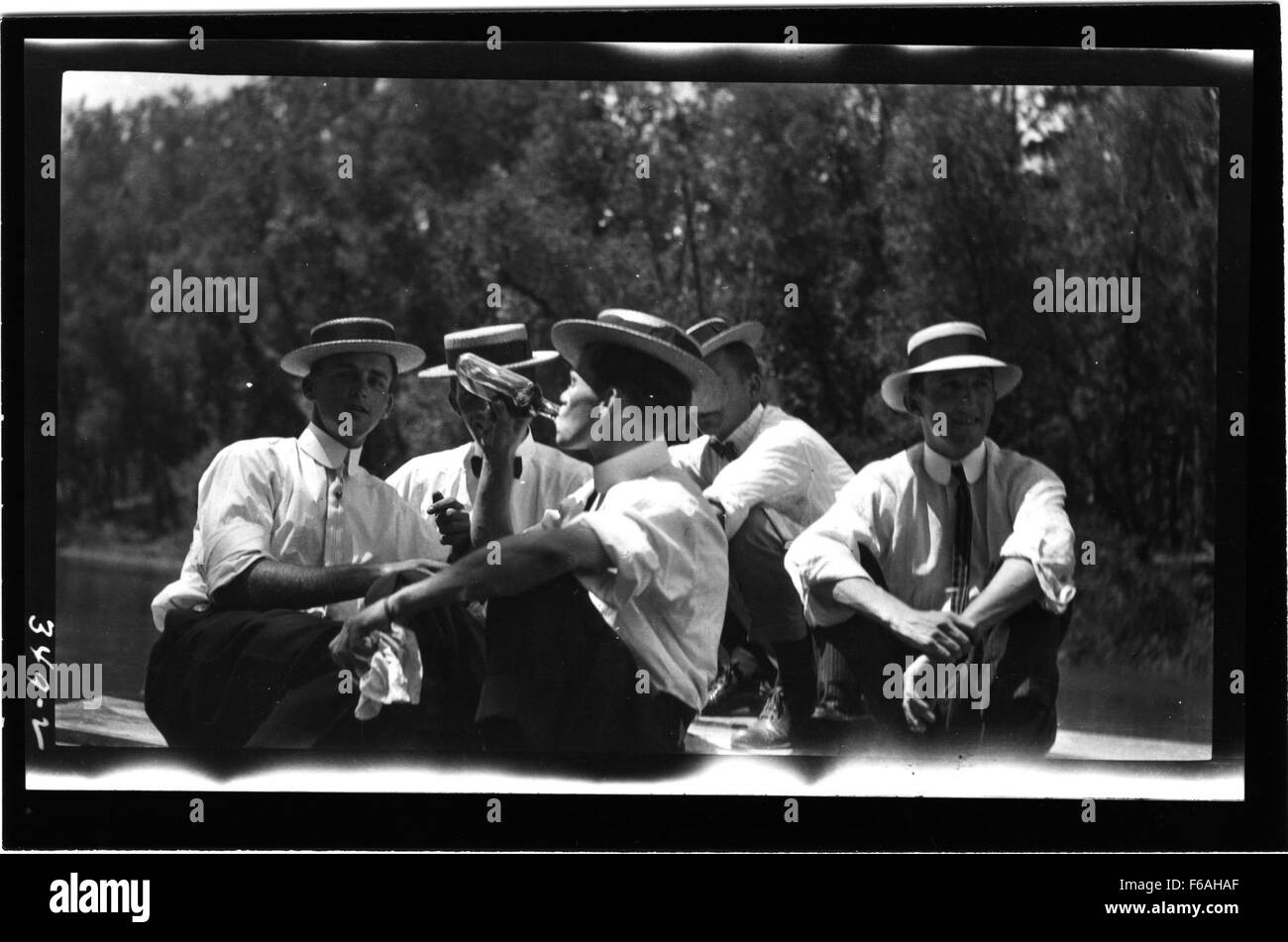 Foto scattate in una vecchia domenica del fiume, che catturano una cerimonia di battesimo. Le immagini riflettono la solennità e la tradizione di questo significativo rituale, tipicamente tenuto vicino all'acqua, che simboleggia il rinnovamento spirituale e la pratica religiosa. Foto Stock