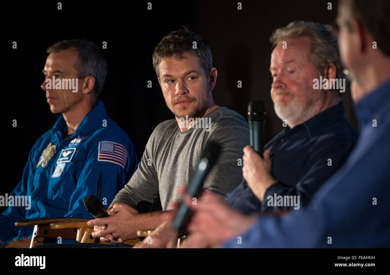 L'attore Matt Damon, che interpreta l'astronauta della NASA Mark Watney in "The Martian", partecipa a una sessione di domande e risposte con il regista Ridley Scott, discutendo del realistico ritratto del film sull'esplorazione di Marte. Foto Stock