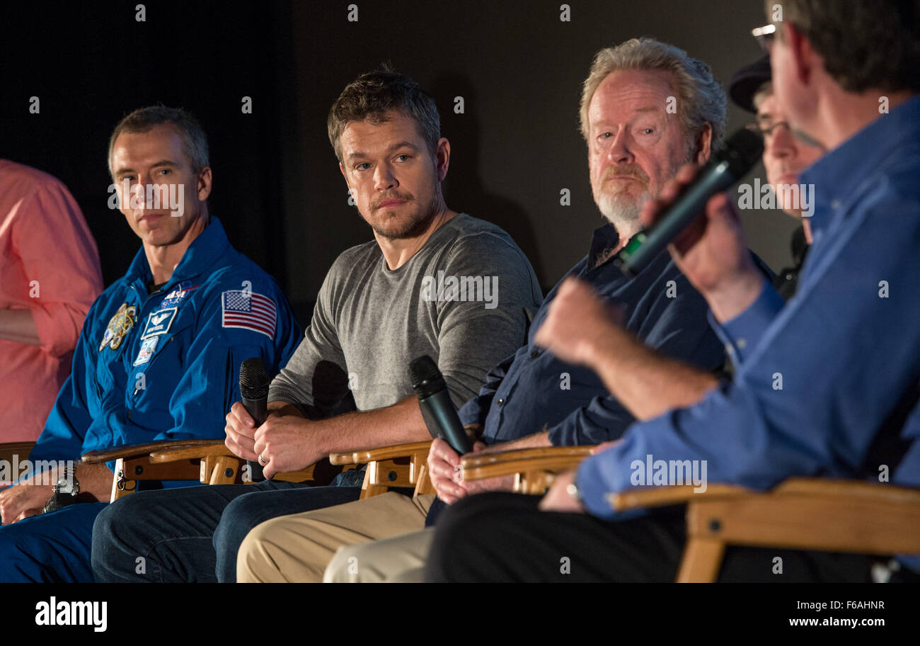 L'astronauta della NASA Drew Feustel , sinistra, attore Matt Damon e il regista Ridley Scott di ascoltare come Jim verde, Direttore di scienze planetarie alle sedi della NASA a Washington, colloqui nel corso di una sessione di domande e risposte su NASA il viaggio su Marte e il film "Il Marziano," Martedì, Agosto 18, 2015, al Regno artista teatro in La Cañada Flintridge, California. Gli scienziati della NASA e ingegneri è servita come consulenti tecnici sulla pellicola. Il film ritrae una visione realistica del clima e la topografia di Marte, sulla base dei dati della NASA, e alcune delle sfide che la NASA volti come ci prepariamo per l'esplorazione umana Foto Stock