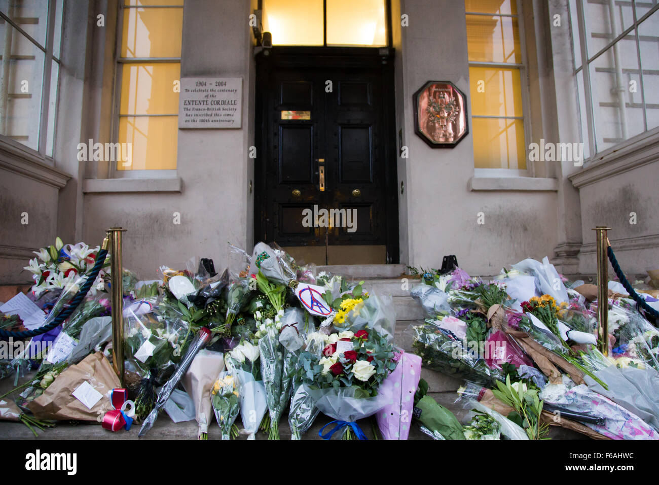 Fiori e omaggi al di fuori dell'Ambasciata francese in Knightsbridge di Londra Foto Stock