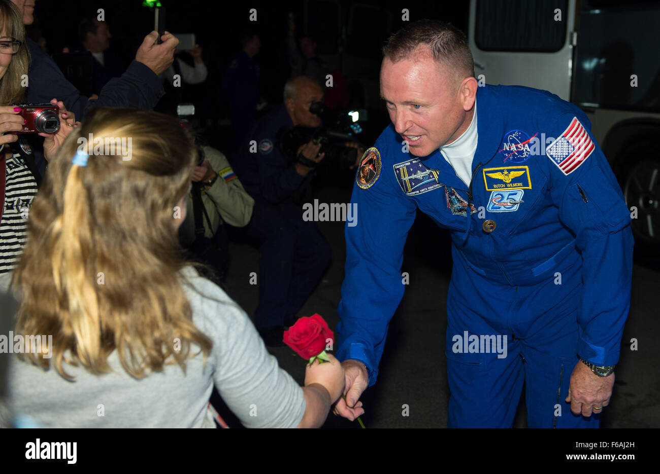 L'equipaggio della Expedition 41, incluso l'astronauta della NASA Barry Wilmore, parte per il lancio dal Cosmonaut Hotel in Kazakistan prima della loro missione Soyuz verso la stazione spaziale Internazionale. Foto Stock L'equipaggio della Expedition 41, incluso l'astronauta della NASA Barry Wilmore, parte per il lancio dal Cosmonaut Hotel in Kazakistan prima della loro missione Soyuz verso la stazione spaziale Internazionale. Foto Stock