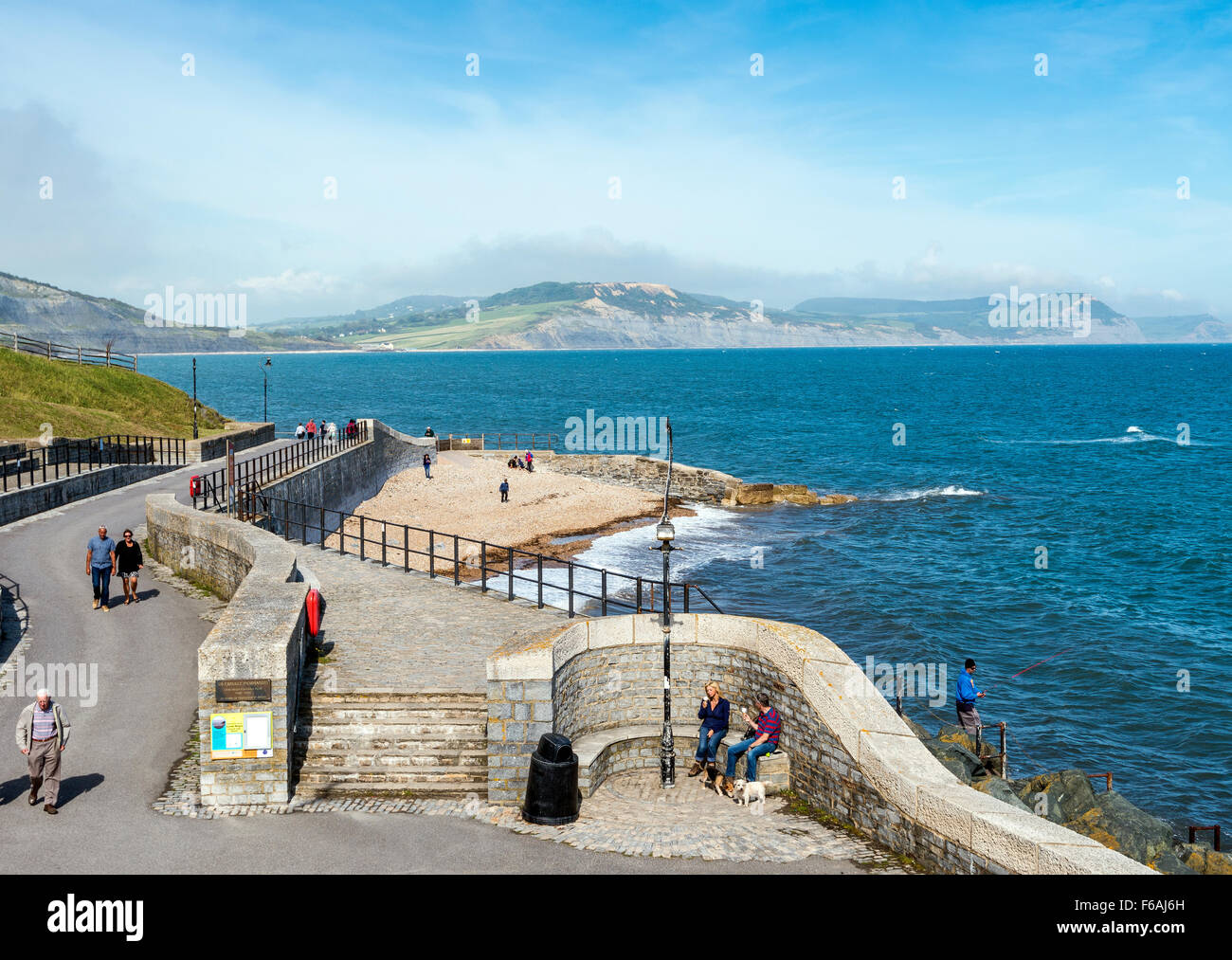 Pistola Cliff Walk in Lyme Regis con la Golden Cap in distanza. Il Dorset, England, Regno Unito Foto Stock