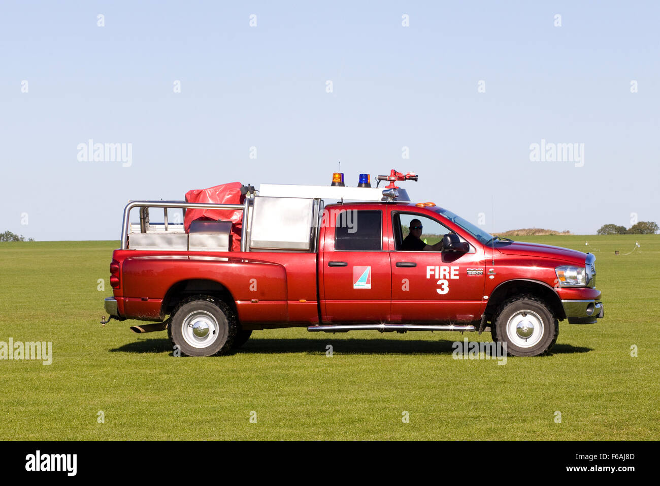 Aviation fire carrello parcheggiato in un campo per un'esibizione aerea Foto Stock