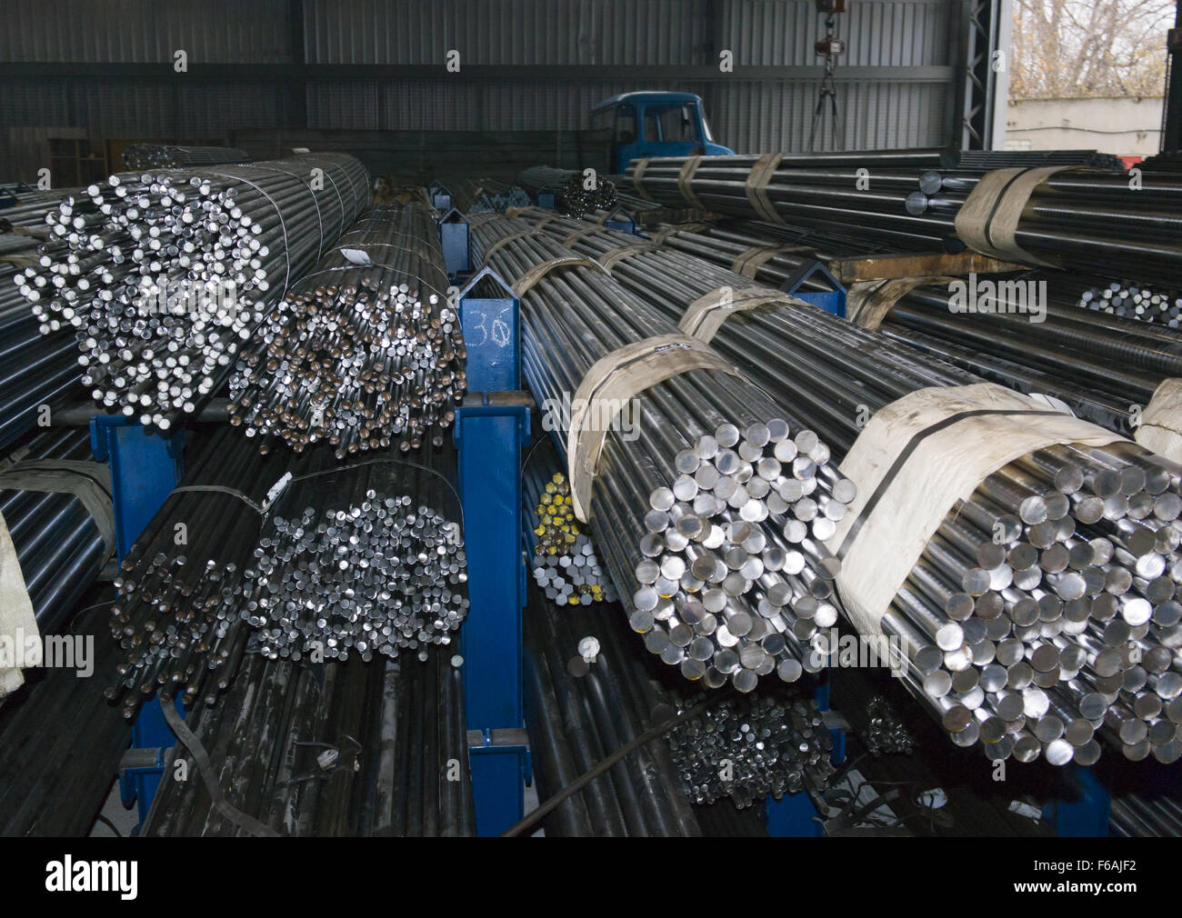 Aste in acciaio in magazzino di fabbrica Foto Stock