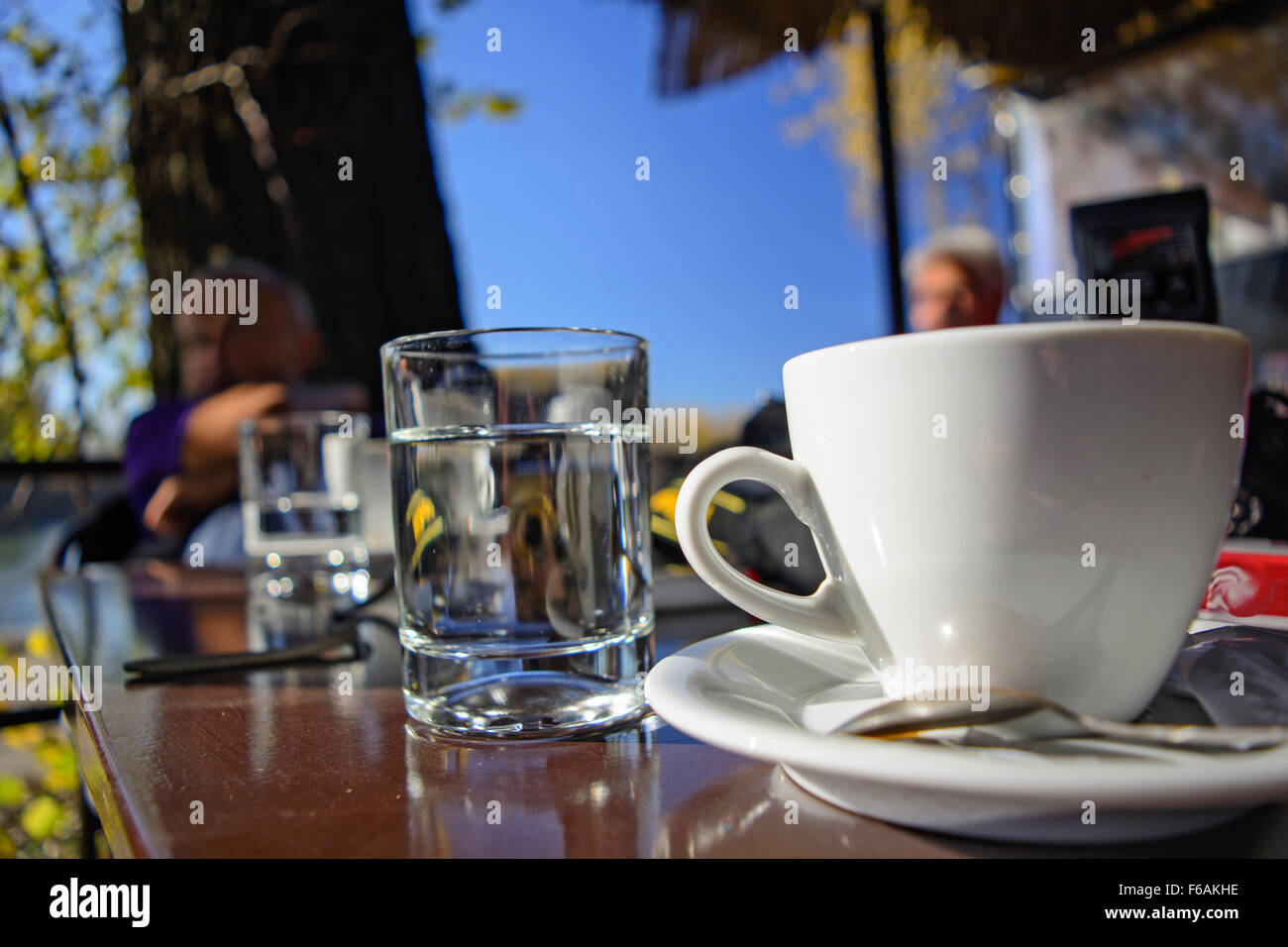 Tabella taverna all'aperto con un bicchiere e tazza di caffè. Foto Stock