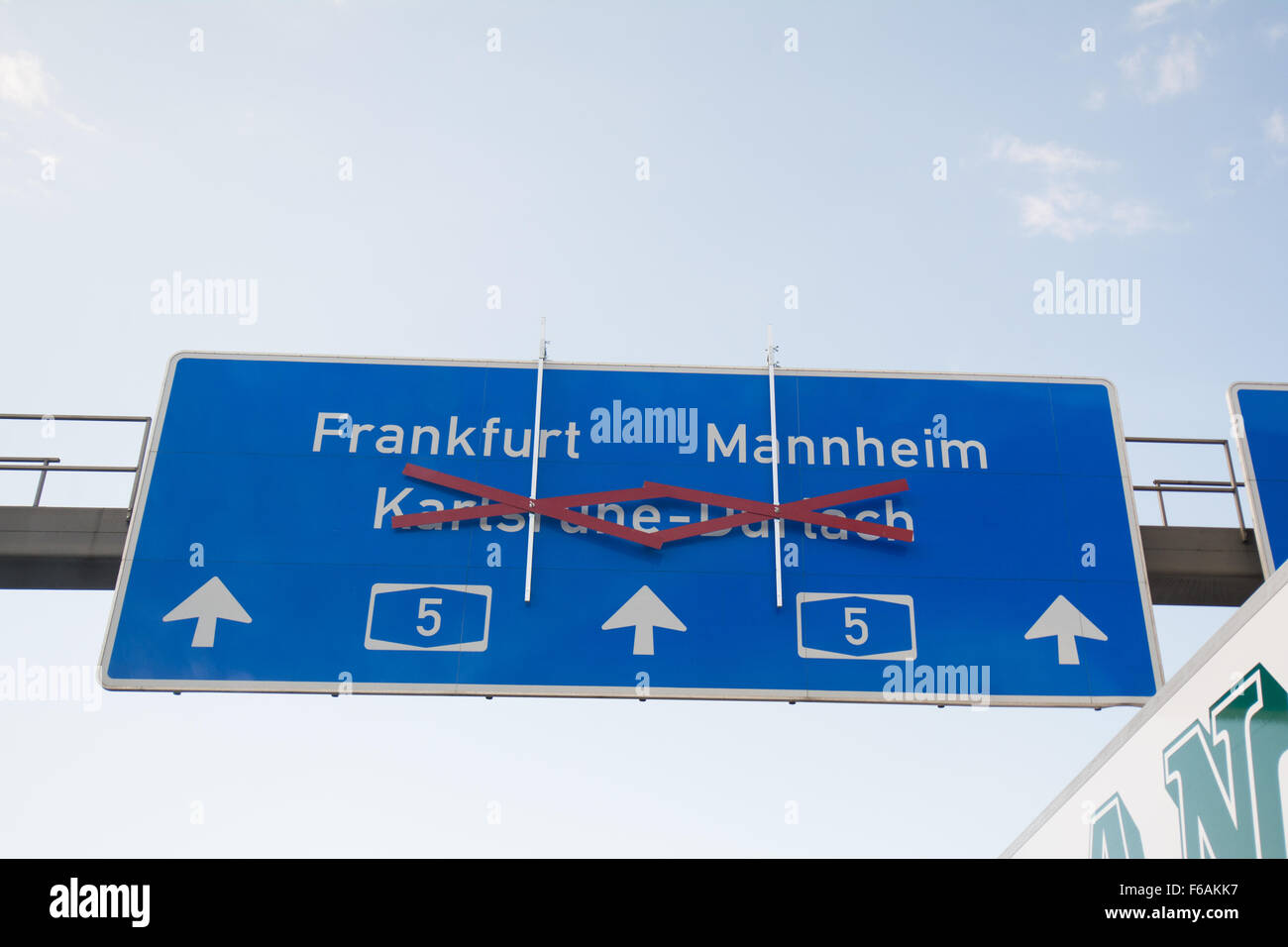 Uscita segno di chiusura sull'autostrada tedesca 5 Foto Stock