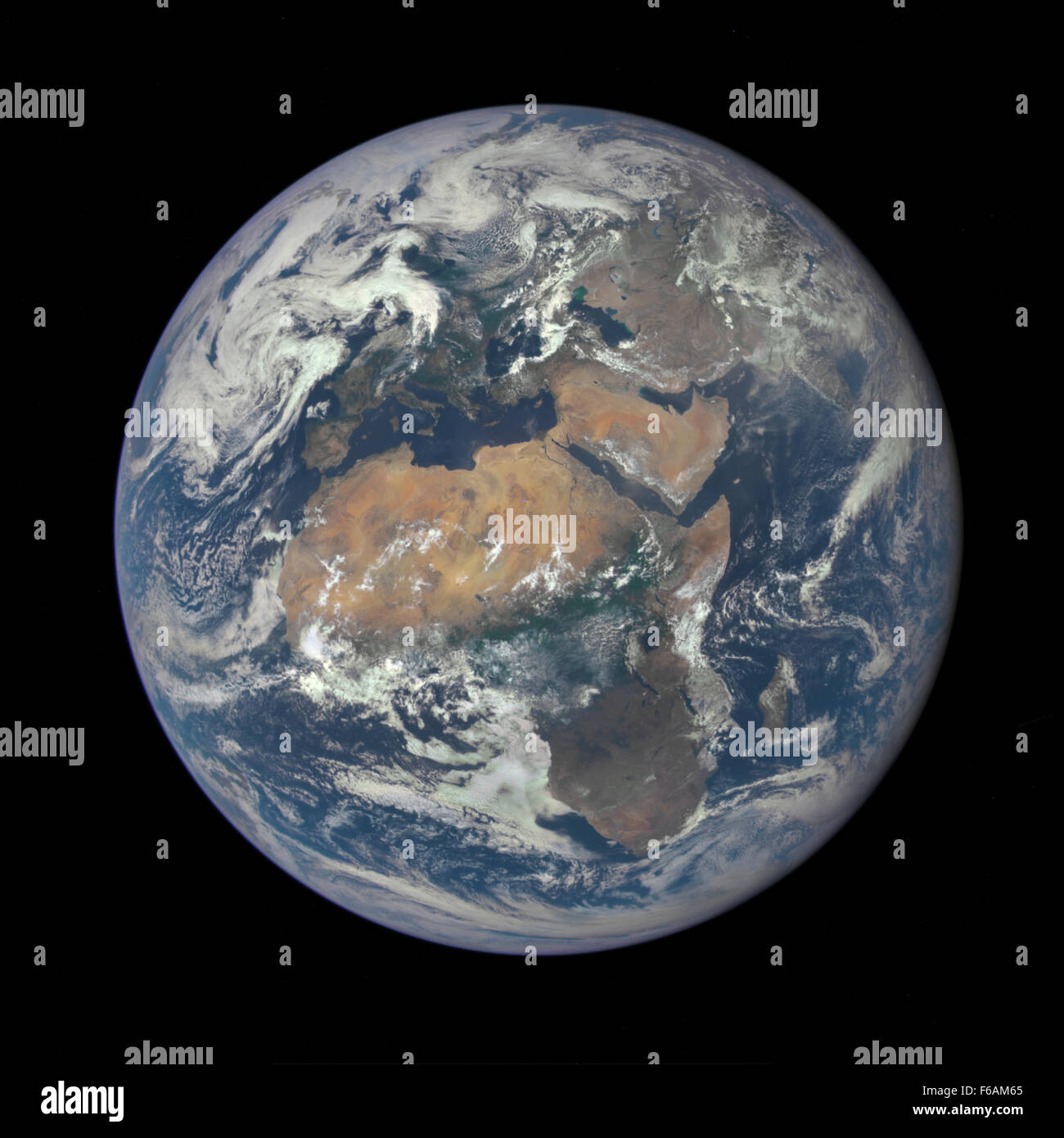 La Earth Polychromatic Imaging camera (EPIC) della NASA ha catturato una vista mozzafiato dell'Africa e dell'Europa da circa un milione di chilometri di distanza, fornendo una prospettiva unica dei continenti e dell'atmosfera terrestre. Foto Stock