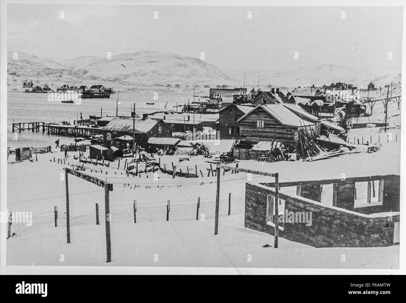 Il villaggio di Båtsfjord a Finnmark, Norvegia, fu liberato dalle forze tedesche durante la seconda guerra mondiale. L'evento segna un momento importante nella storia della Norvegia durante la seconda guerra mondiale ed è celebrato come parte della giornata di liberazione nazionale nel 2015. Foto Stock