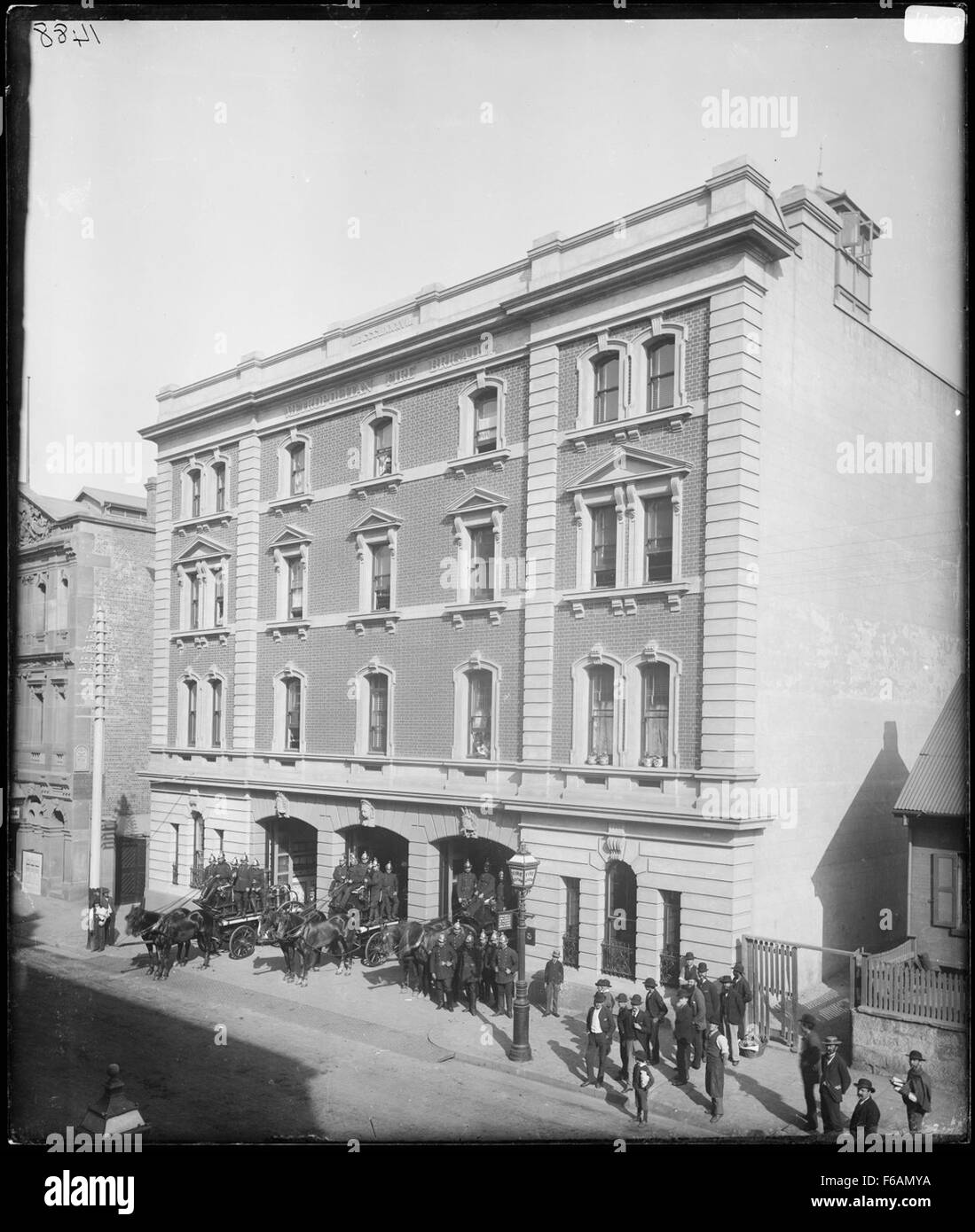 Questa storica lastra di vetro nera e bianca negativa raffigura la stazione dei vigili del fuoco metropolitana n. 1 in Castlereagh Street, Sydney, New South Wales. La stazione dei vigili del fuoco fu fondata nel XIX secolo, indicata da "MDCCCLXXXVIII" (1888), che mostrava l'architettura e la funzione dei vigili del fuoco di Sydney in questo periodo. Foto Stock
