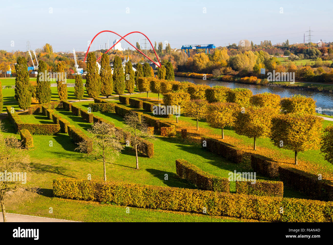 Giardino moderno e architettura del paesaggio in Nordsternpark, un ex miniera di carbone area, a Gelsenkirchen, Germania Foto Stock