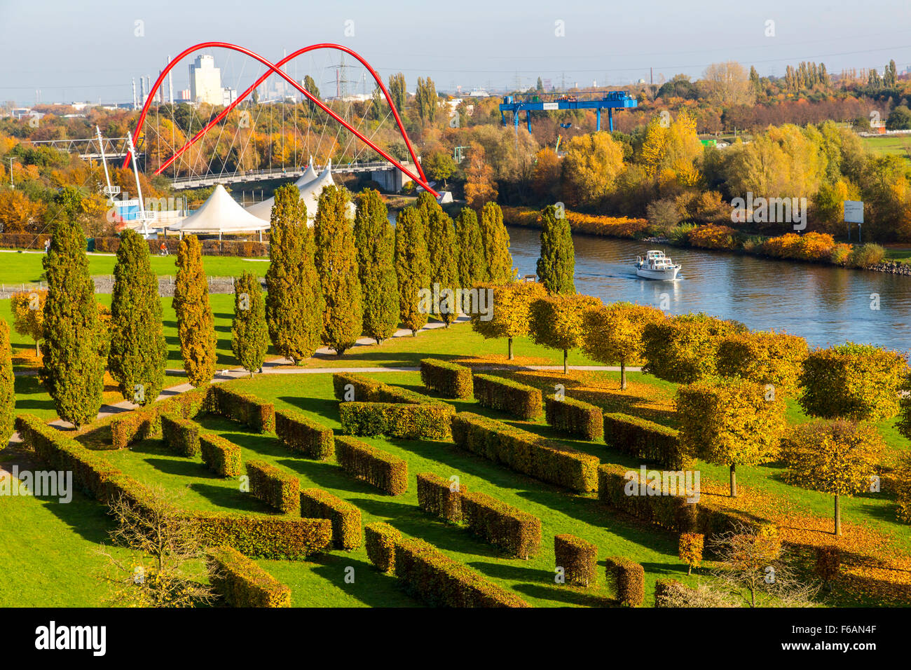 Giardino moderno e architettura del paesaggio in Nordsternpark, un ex miniera di carbone area, a Gelsenkirchen, Germania Foto Stock