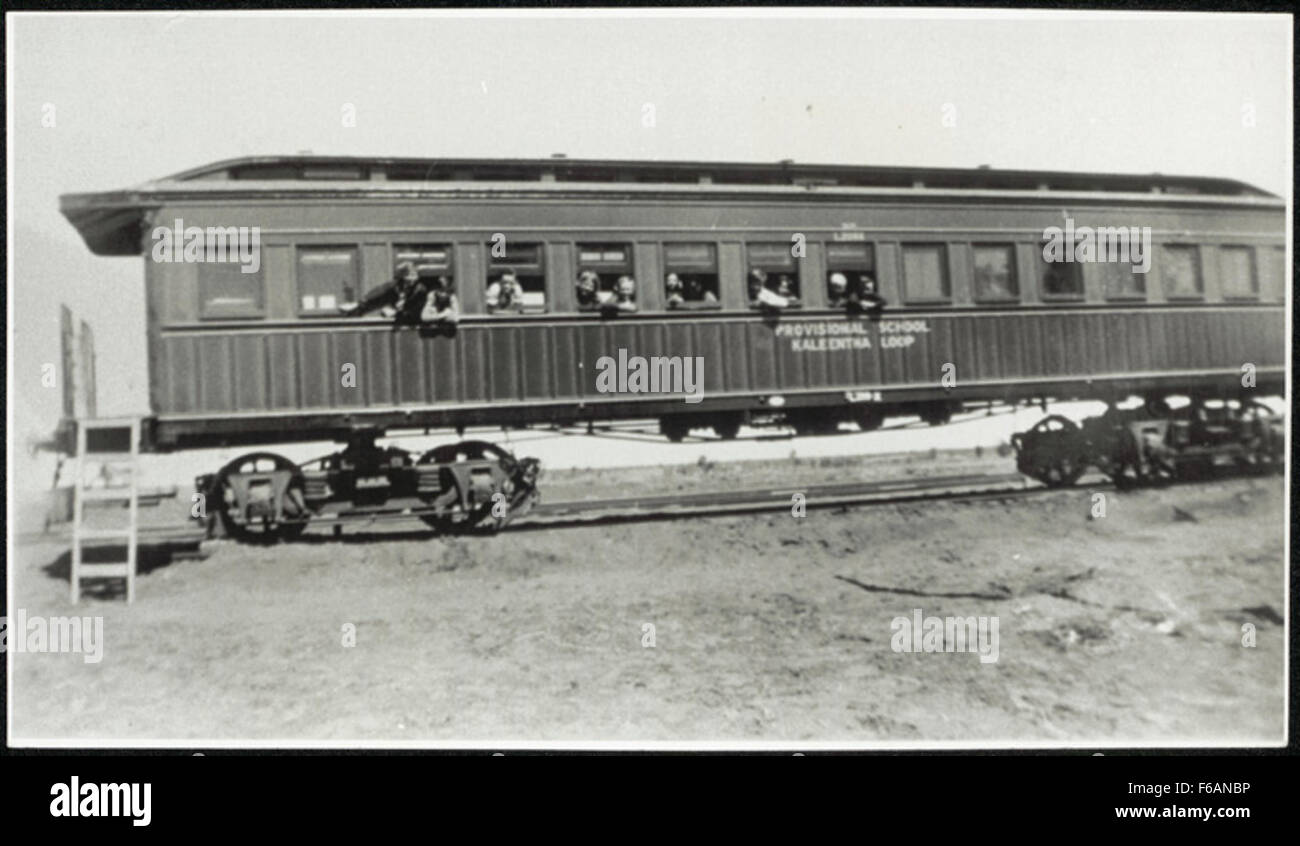 L'immagine raffigura un pullman del Clerestory Broken Hill Line utilizzato presso la Kaleentha Loop School nel nuovo Galles del Sud, intorno al 1945. La scuola, situata in una zona remota, utilizzò il treno per scopi educativi, riflettendo le soluzioni innovative dell'era per l'istruzione rurale. Foto Stock