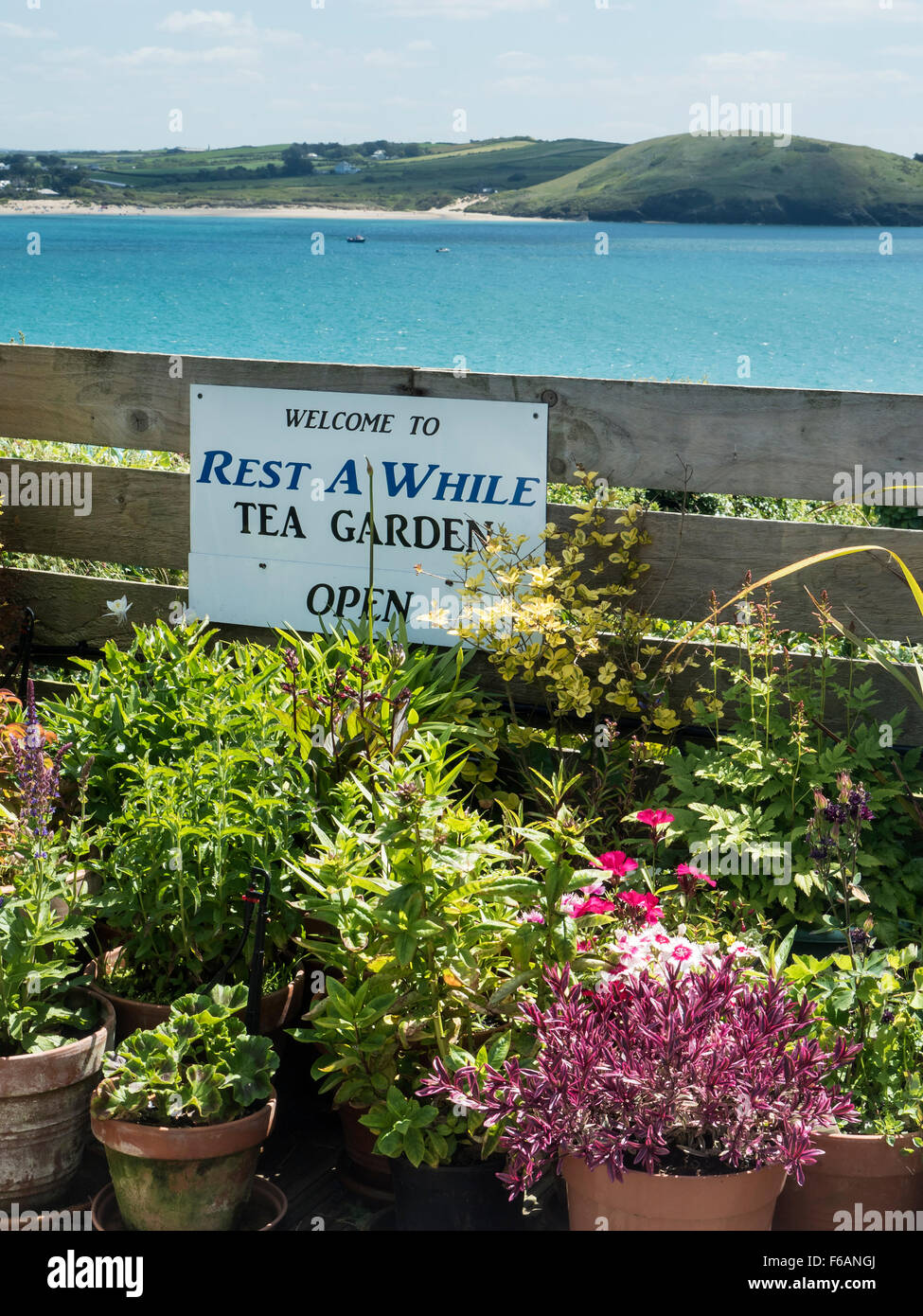Resto per un po' di tè al giardino ambulanti Cove, estuario del cammello vicino a Padstow, Cornwall Foto Stock