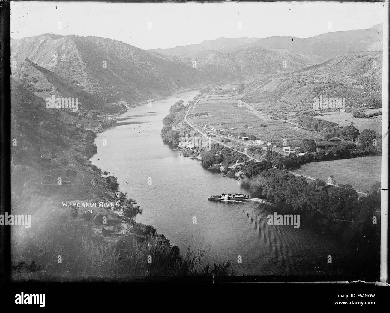 Guardando verso il basso sulla Whanganui River e la città di Foto Stock