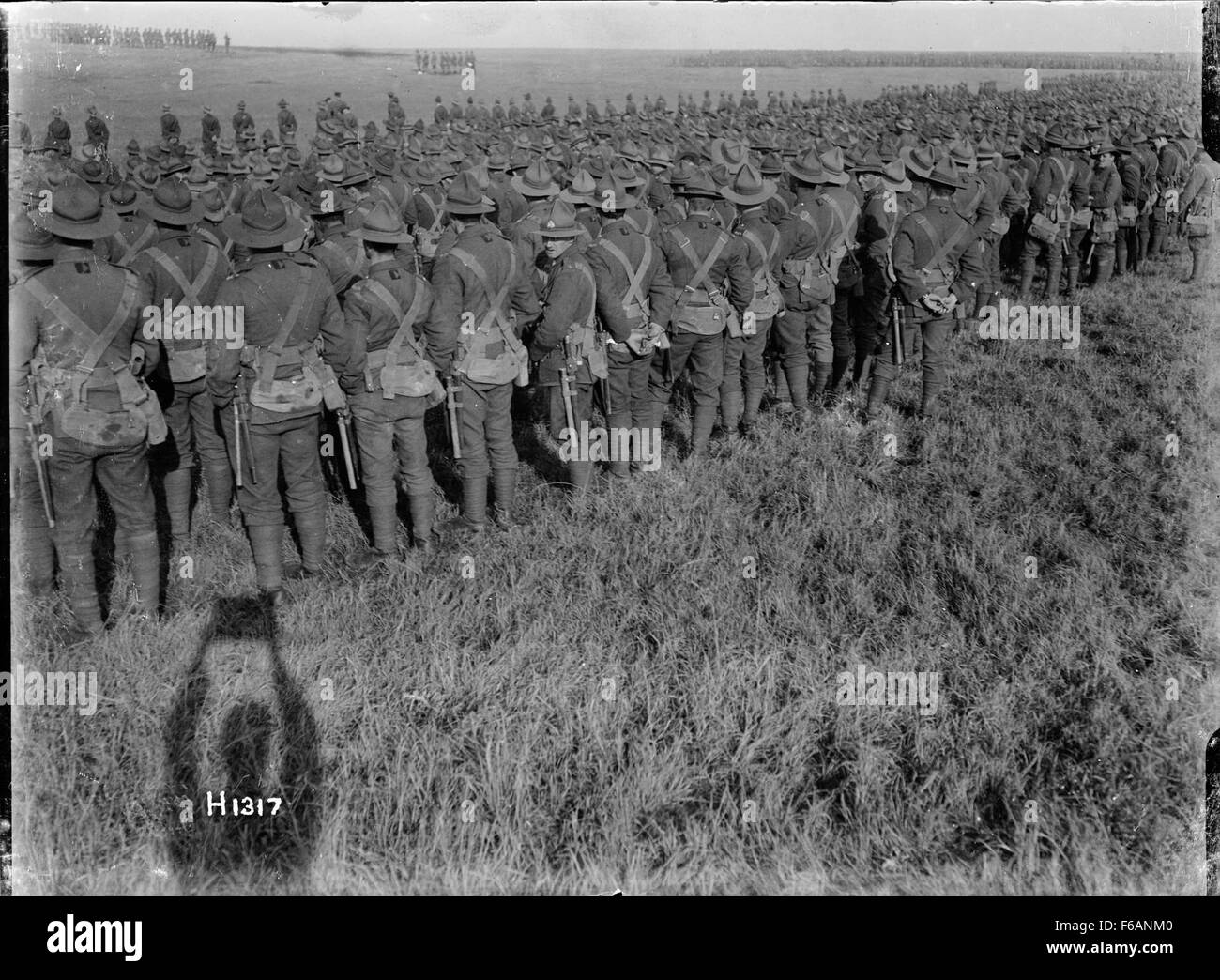 La Union National Bank, situata a Columbus, Ohio, è presente in una cartolina della Bowden Collection. L'edificio storico rappresenta la crescita del settore bancario in Ohio, mostrando l'architettura bancaria dei primi anni del XX secolo. Foto Stock