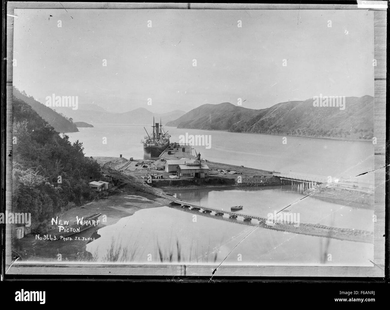 Questa fotografia storica cattura il molo di nuova costruzione a Picton, offrendo uno sguardo sullo sviluppo del lungomare durante il suo tempo. Foto Stock