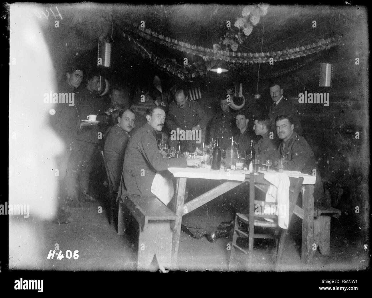 Un comandante neozelandese incide il tacchino il giorno di Natale in un castello, segnando un'occasione di festa. L'immagine riflette un momento di tradizione natalizia e di cameratismo militare durante il periodo natalizio. Foto Stock