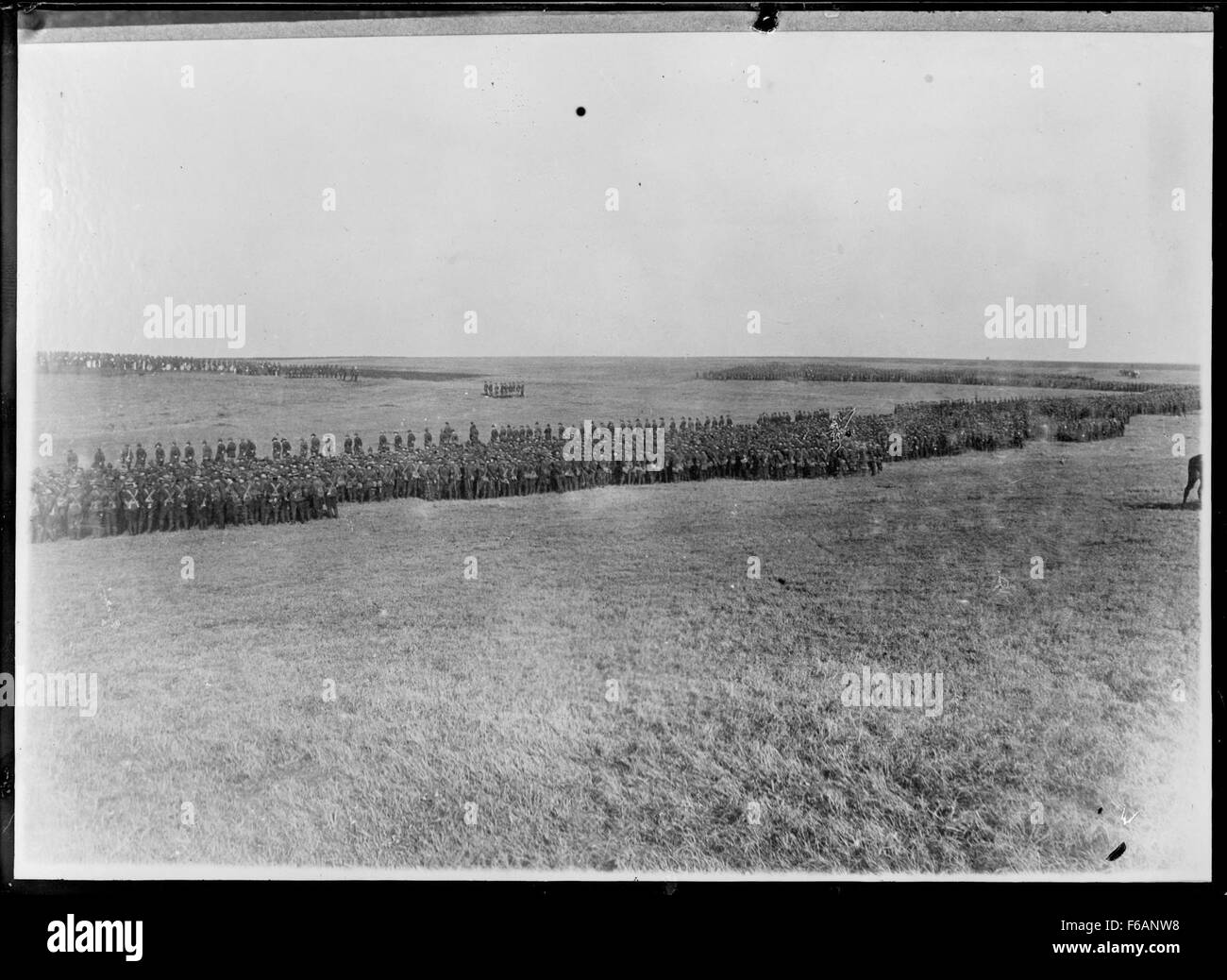 La New Zealand Division ha partecipato a un servizio di ringraziamento dopo la fine dell'armistizio della prima guerra mondiale. Il servizio onorò i sacrifici dei soldati e segnò la conclusione delle ostilità nel 1918, riflettendo la riverenza della nazione per la pace e il ricordo. Foto Stock