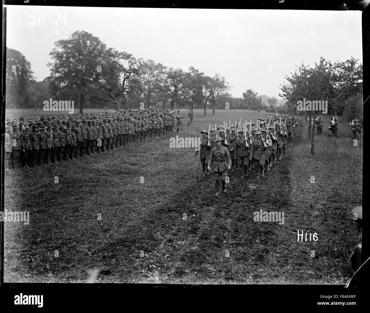 Questa fotografia cattura i soldati della divisione neozelandese che marciano durante una cerimonia della medaglia della guerra mondiale. L'immagine è una rappresentazione storica del coraggio e della dedizione di questi soldati, commemorando i loro contributi. Foto Stock