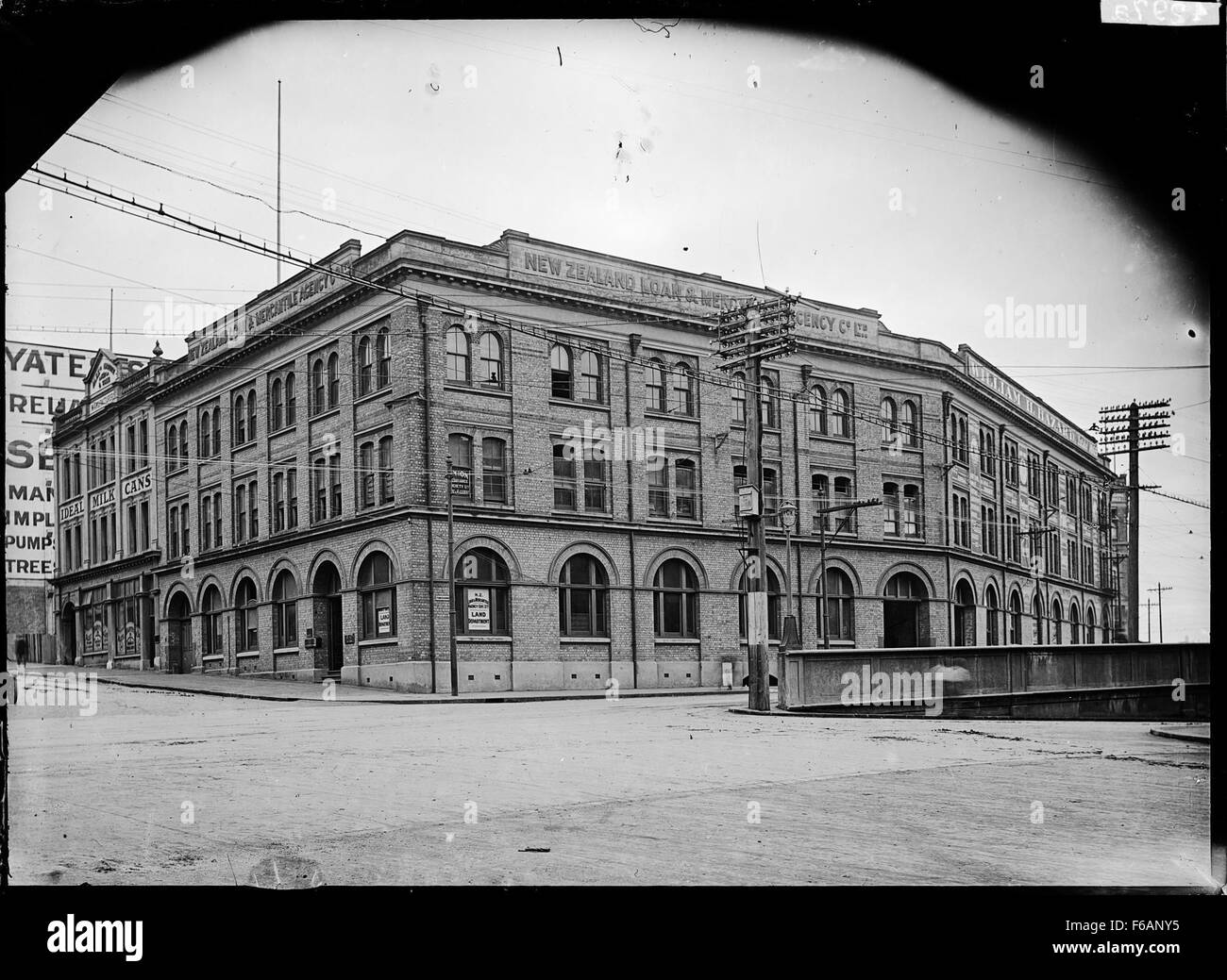 Questa immagine mostra la New Zealand Loan & Mercantile Agency Company Ltd, storicamente significativa nel settore agricolo e finanziario della nuova Zelanda. Situata all'angolo di Albert Street, questa istituzione ha svolto un ruolo chiave nello sviluppo economico della nuova Zelanda tra la fine del XIX e l'inizio del XX secolo. Foto Stock