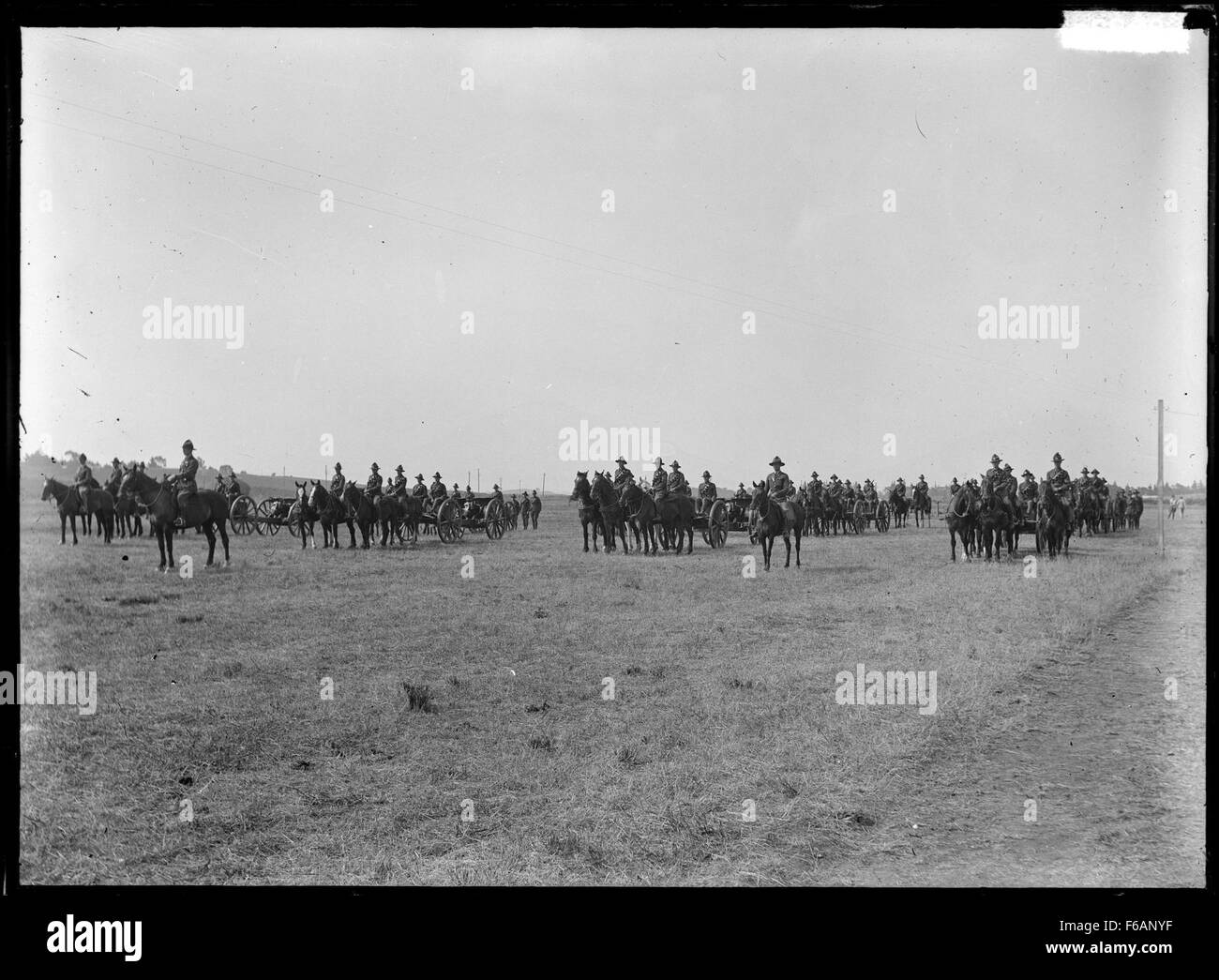 Una fotografia storica che raffigura le truppe a cavallo della nuova Zelanda durante la prima guerra mondiale, catturando i soldati a cavallo in un ambiente militare. Foto Stock