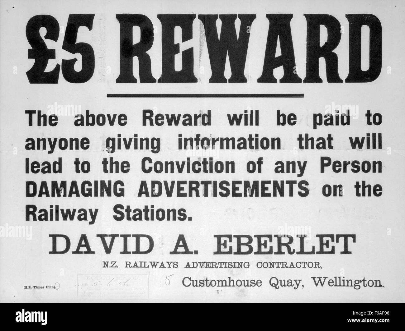 Il manifesto *New Zealand Railways* dei primi anni del XX secolo offre una ricompensa di 5 sterline per informazioni riguardanti oggetti smarriti o rubati. Questo manufatto storico riflette gli sforzi pubblici della compagnia ferroviaria per garantire le sue operazioni e proprietà. Foto Stock