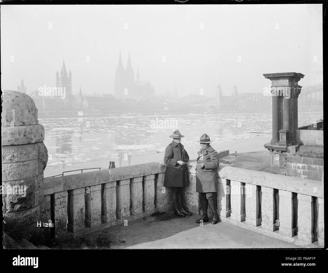 Questa fotografia cattura i soldati neozelandesi in congedo a Colonia, in Germania, poco dopo la fine della prima guerra mondiale, mostrando un momento di pace e ripresa dopo la guerra. Foto Stock