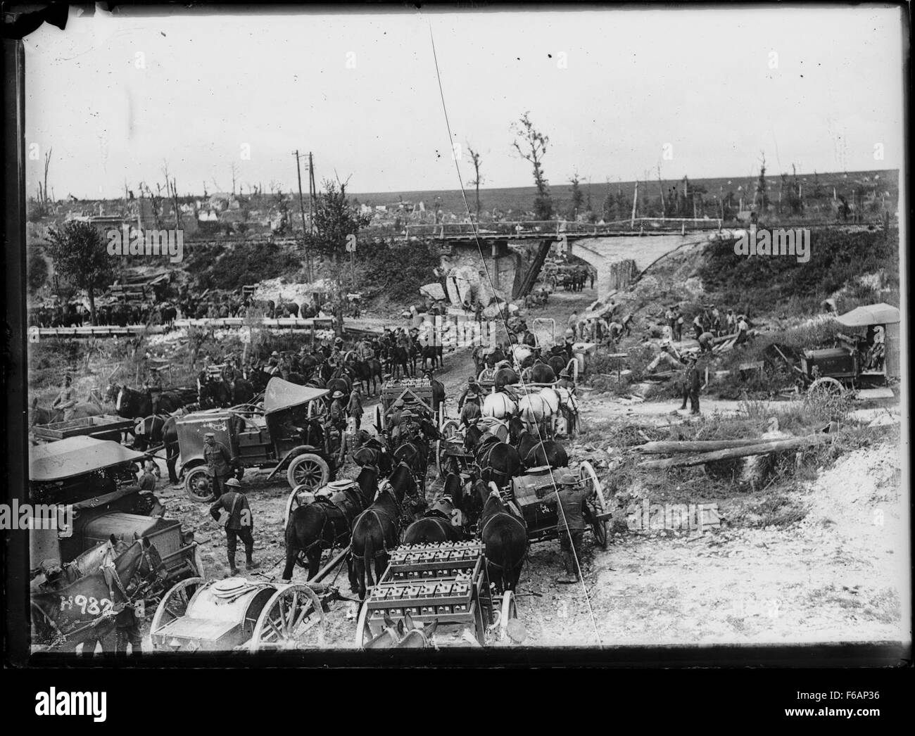 Una fotografia delle truppe neozelandesi e del trasporto militare a Miraumont, in Francia, durante la prima guerra mondiale. L'immagine cattura gli sforzi logistici delle forze alleate durante il conflitto. Foto Stock
