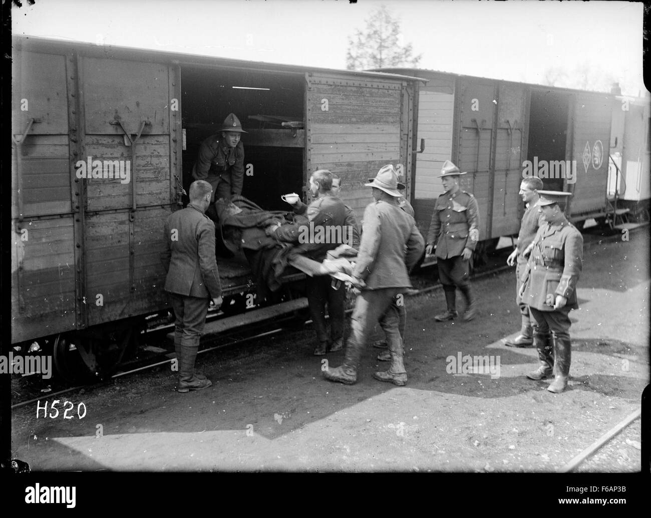 Questa fotografia storica raffigura una barella caricata su un treno ospedaliero durante la guerra in Francia. L'immagine sottolinea gli sforzi logistici per trasportare i soldati feriti durante i conflitti militari. Foto Stock