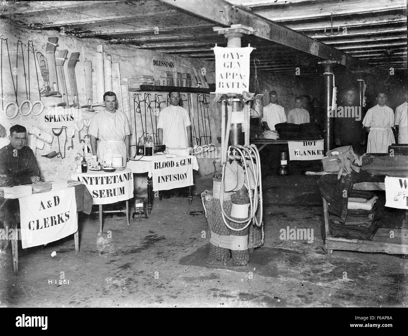 Una foto storica dell'interno dell'ospedale NZ 2nd Field Ambulance, situato a Solesmes, in Francia, durante la prima guerra mondiale. L'immagine fornisce uno sguardo sulle cure mediche fornite ai soldati durante il conflitto. Foto Stock