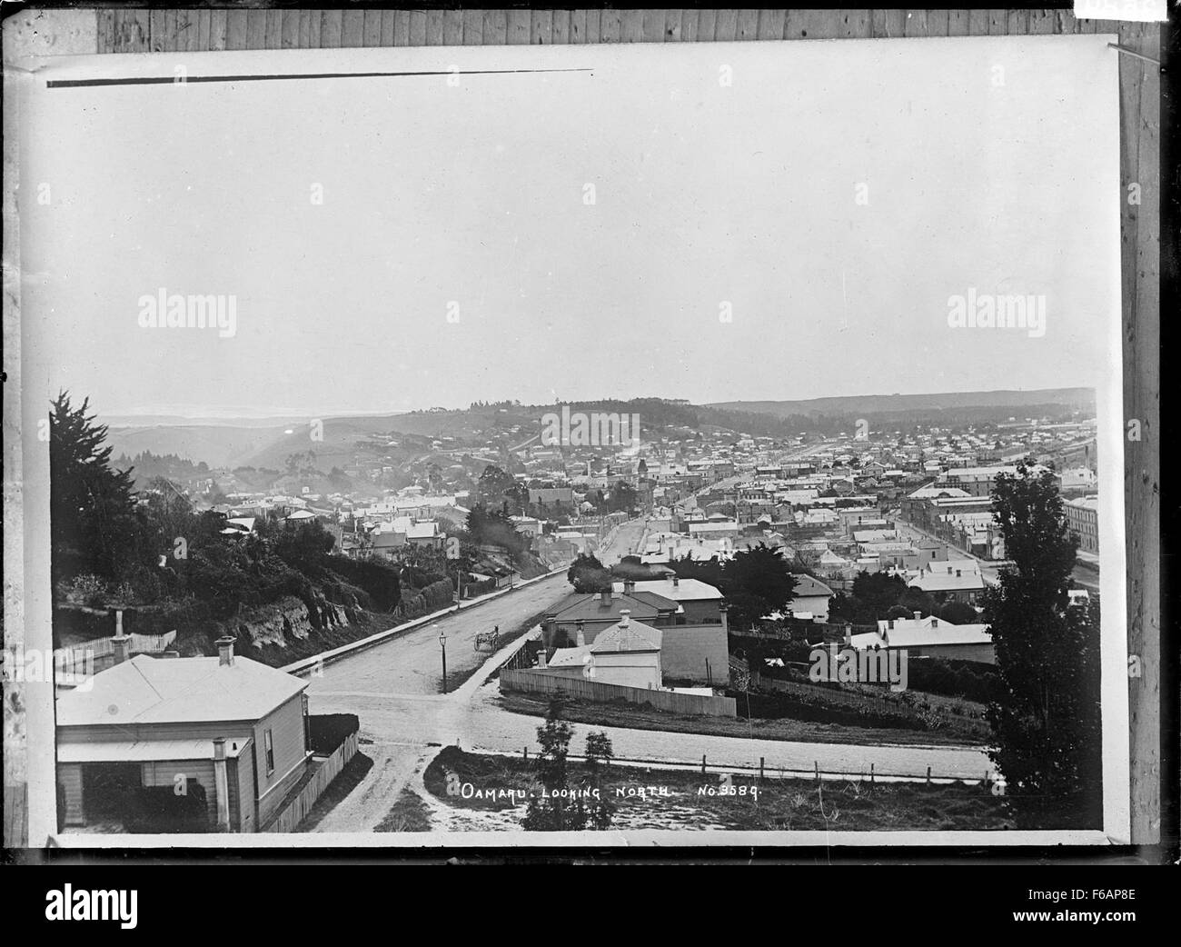 Questa fotografia panoramica di Oamaru, nuova Zelanda, guarda verso nord verso il quartiere storico della città. Oamaru è conosciuta per la sua architettura vittoriana, ben conservata e che testimonia il passato coloniale della città. Foto Stock