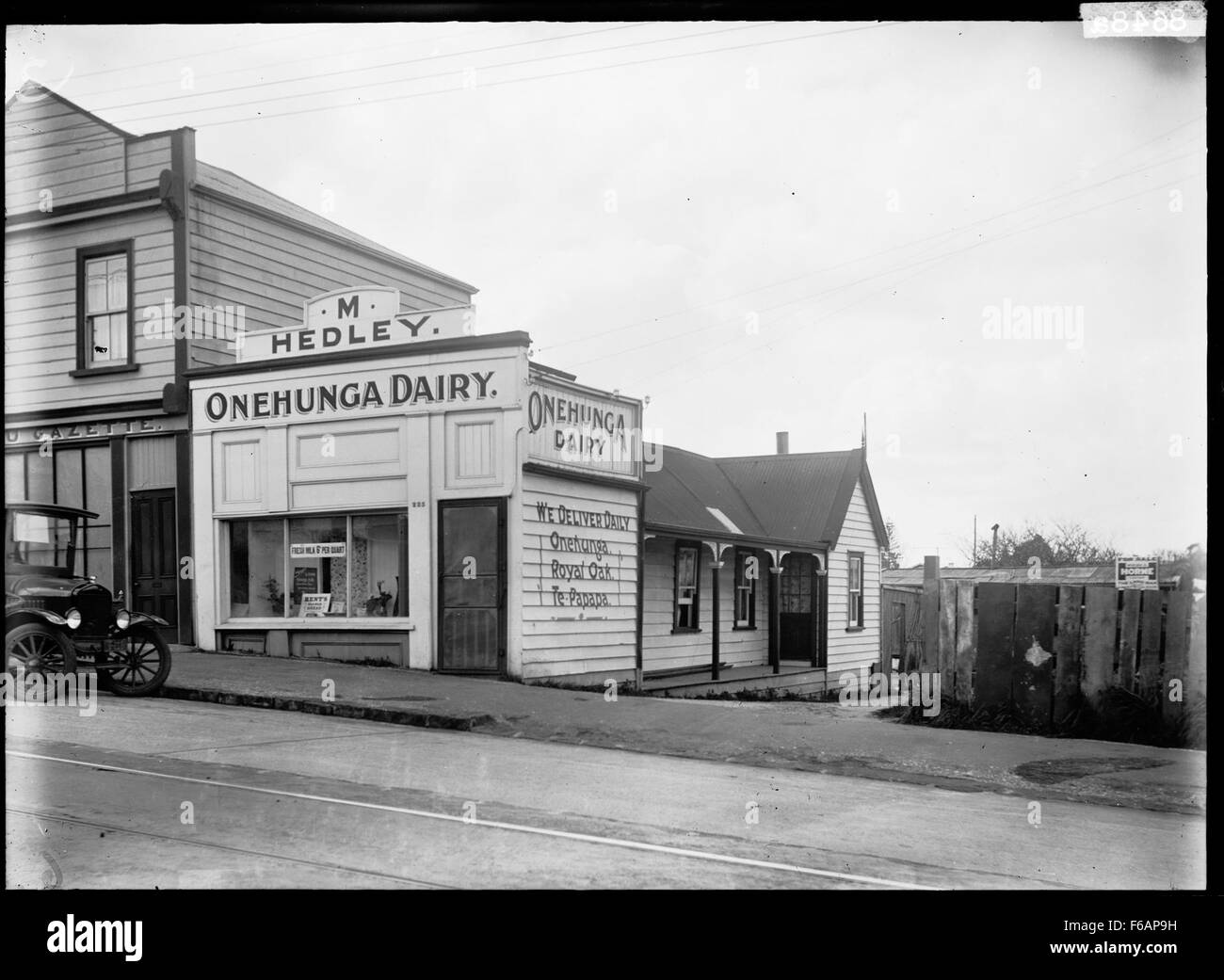 Onehunga Dairy, situato in Queen Street nel quartiere Onehunga di Auckland, nuova Zelanda, è un edificio storico che rappresenta l'architettura dell'area dei primi anni del XX secolo. Il caseificio ricorda lo sviluppo suburbano e la storia culturale di Auckland, contribuendo all'evoluzione del paesaggio commerciale della città. Foto Stock