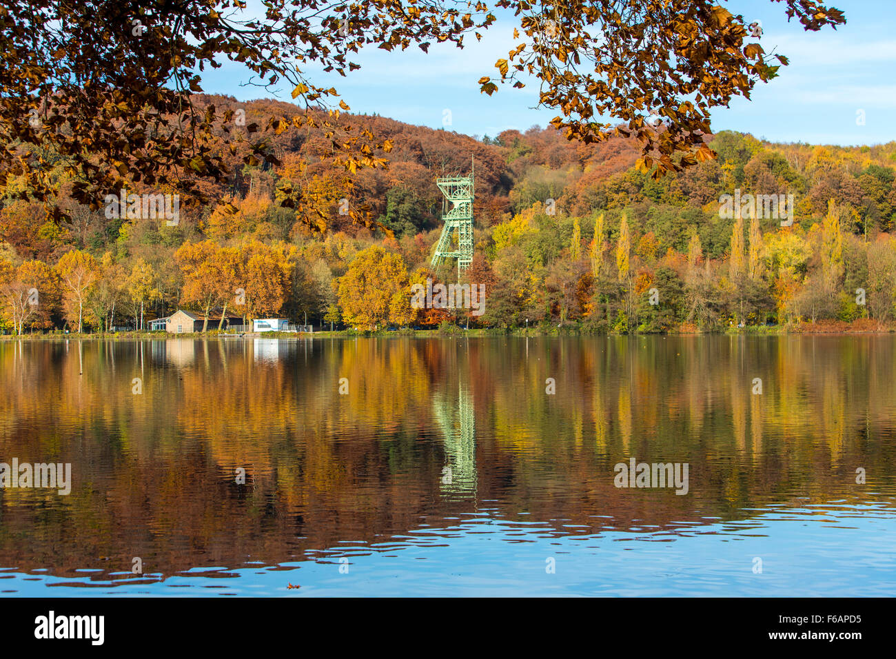 Lago Baldeneysee, di Essen, in Germania, la caduta di alberi in autunno colori, torre di avvolgimento della ex miniera di carbone Carl Funke, fiume Ruhr Foto Stock