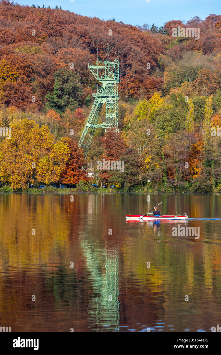 Lago Baldeneysee, di Essen, in Germania, la caduta di alberi in autunno colori, torre di avvolgimento della ex miniera di carbone Carl Funke, fiume Ruhr Foto Stock