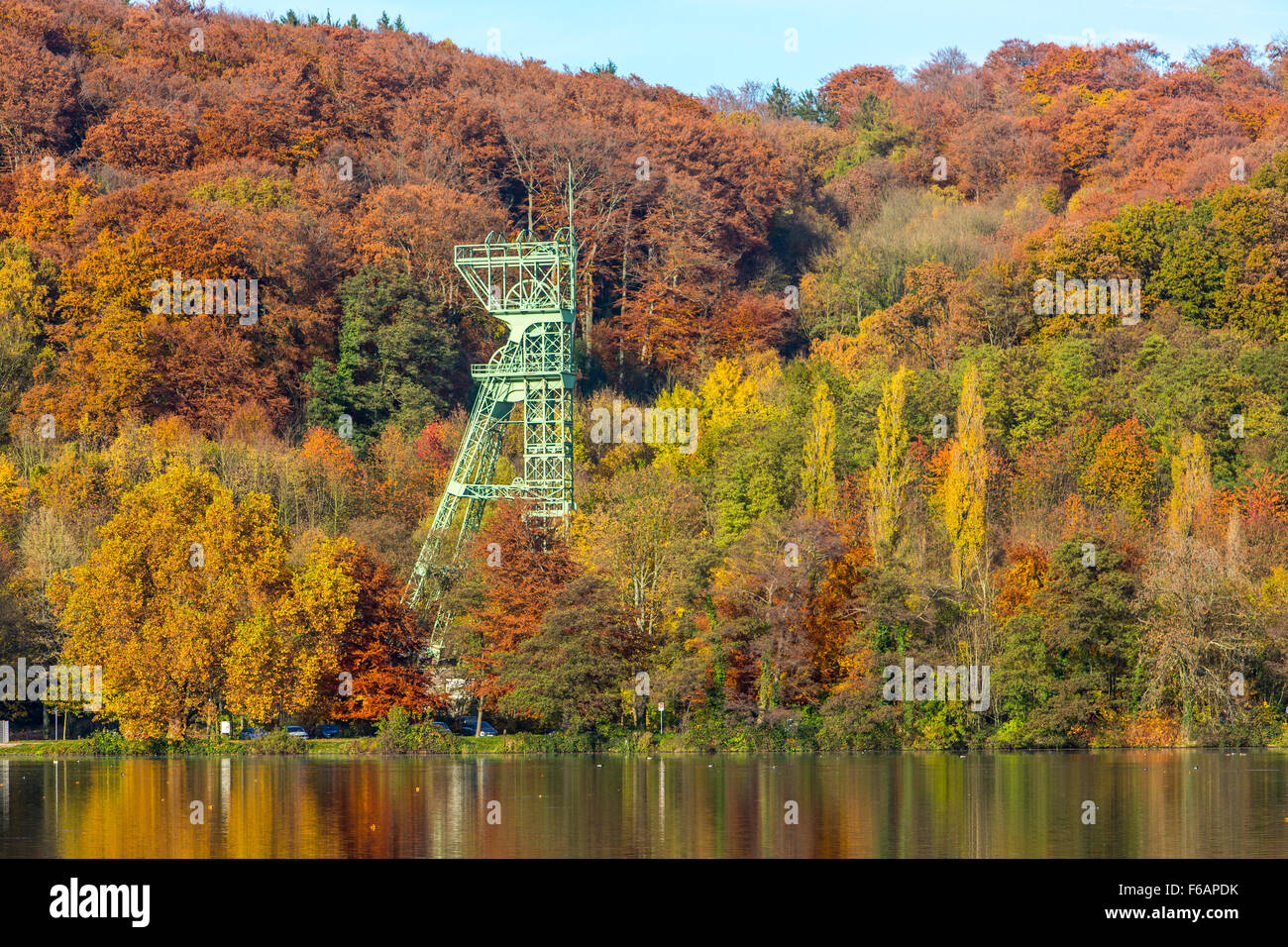 Lago Baldeneysee, di Essen, in Germania, la caduta di alberi in autunno colori, torre di avvolgimento della ex miniera di carbone Carl Funke, fiume Ruhr Foto Stock