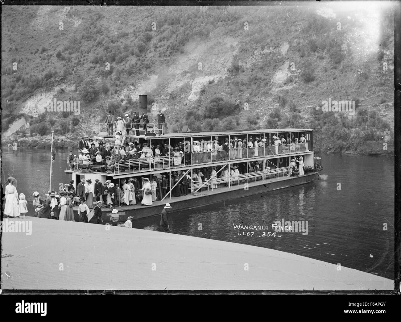 Il piroscafo a pale Manuwai è visto navigare sul fiume Whanganui con passeggeri a bordo. Questa nave storica è una parte fondamentale del patrimonio di trasporto della nuova Zelanda sul fiume. Foto Stock