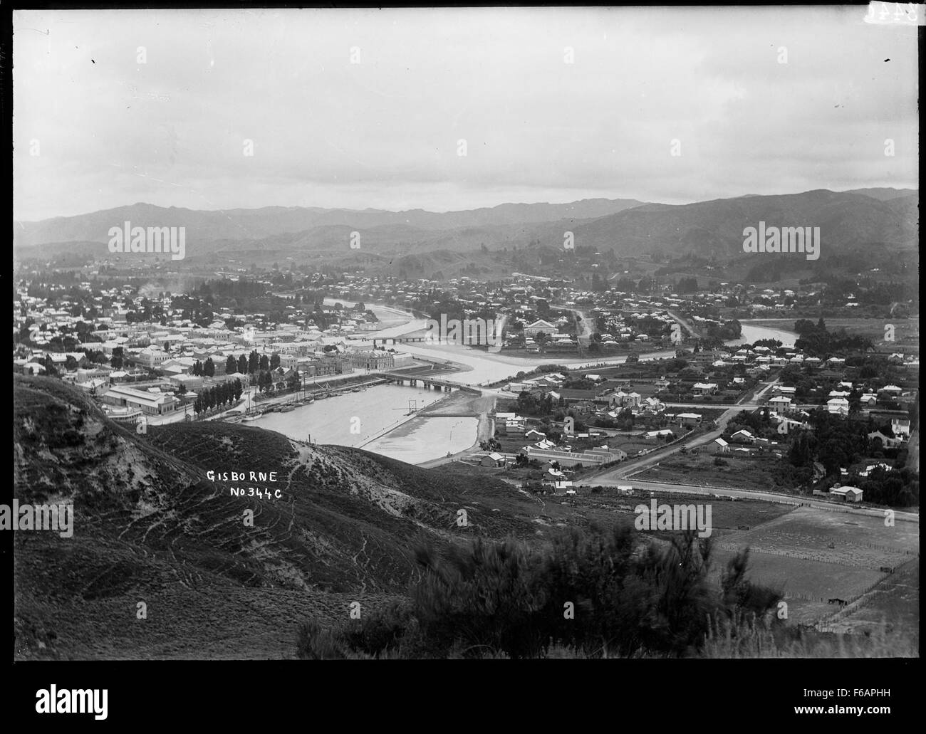 Questa vista panoramica di Gisborne offre un'ampia vista sulla città costiera della nuova Zelanda. La foto cattura la bellezza naturale della zona, mettendo in evidenza i paesaggi, l'architettura e l'ambiente circostante, mostrando le caratteristiche geografiche uniche di Gisborne. Foto Stock