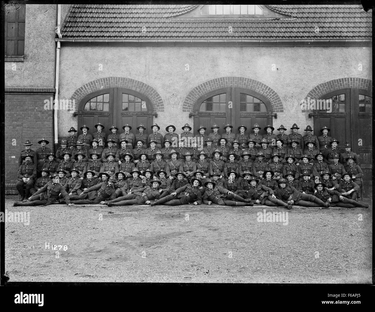 Una fotografia storica che cattura la compagnia di Canterbury, nota per aver fornito guardie in Germania, che riflette la storia militare e i ruoli storici. Foto Stock
