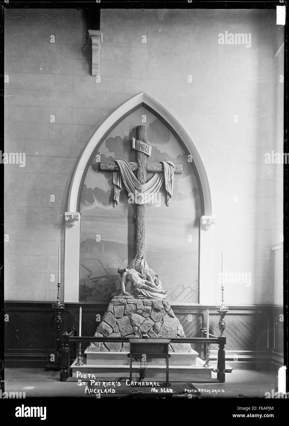 La "Pietà" nella Cattedrale di San Patrizio ad Auckland è una famosa scultura raffigurante la Vergine Maria che regge il corpo senza vita di Gesù Cristo. È un'opera d'arte religiosa significativa in nuova Zelanda. Foto Stock