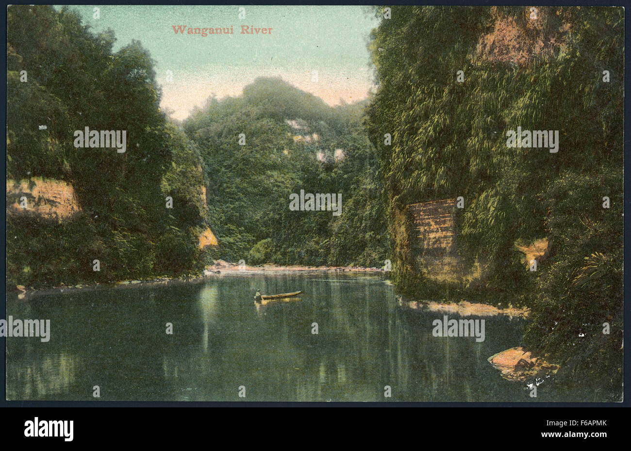 Questa cartolina d'epoca raffigura il fiume Wanganui in nuova Zelanda, catturato da T. Pringle. E' una rappresentazione panoramica del fiume, con i suoi dintorni lussureggianti, che offrono uno sguardo sulla bellezza naturale della zona. Foto Stock