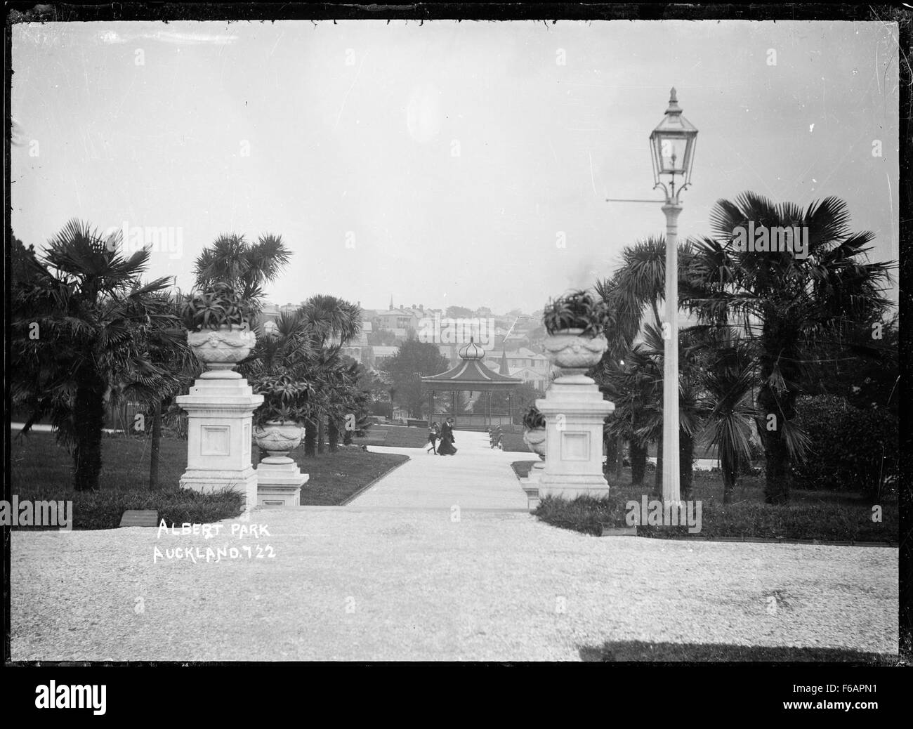 *Albert Park* è un grande parco pubblico situato nel quartiere centrale degli affari di Auckland, nuova Zelanda. Il parco è noto per i suoi splendidi giardini, le statue storiche e il museo commemorativo della guerra di Auckland. Serve come una popolare area ricreativa sia per la gente del posto che per i turisti, offrendo vedute panoramiche e punti di riferimento storici. Foto Stock