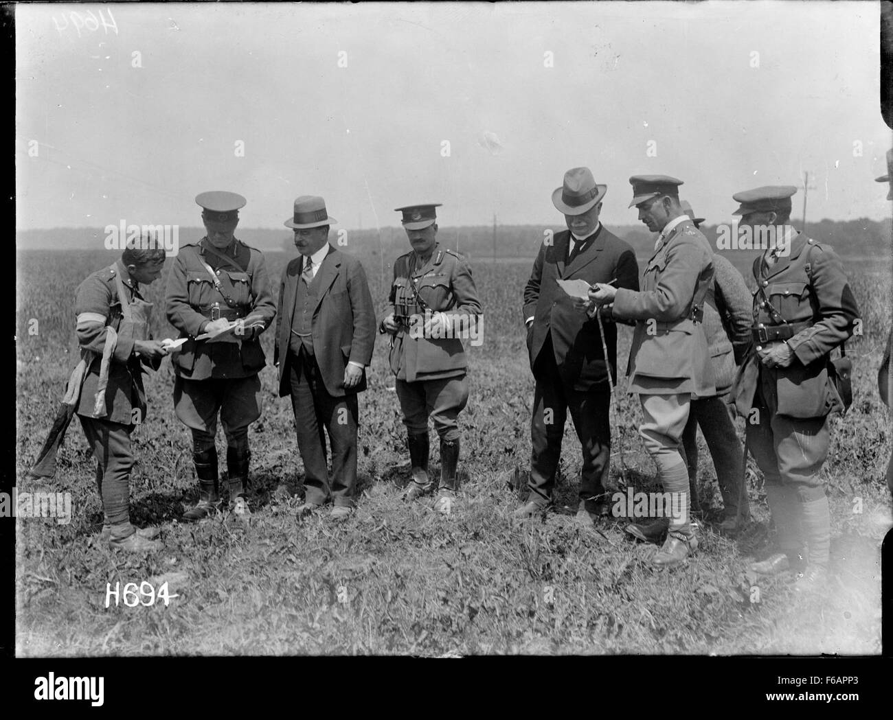 Il primo ministro neozelandese William Massey e Sir Joseph Ward sono visti osservare un evento, potenzialmente correlato ad attività governative o ad un'occasione pubblica. Entrambi gli uomini svolsero ruoli fondamentali nel panorama politico neozelandese all'inizio del XX secolo, e la loro presenza in questa scena riflette la loro importanza durante questo periodo. Foto Stock