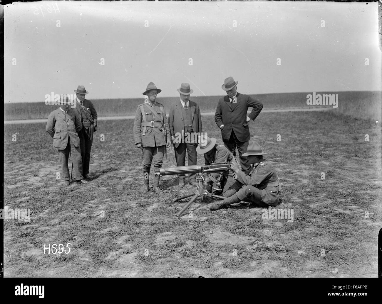 Questa fotografia storica mostra il primo ministro William Massey e Sir Joseph Ward, figure politiche chiave del governo neozelandese dei primi anni del XX secolo, in posa con una delegazione neozelandese. La loro leadership durante il periodo della prima guerra mondiale ha significativamente plasmato il ruolo del paese negli affari internazionali. Foto Stock